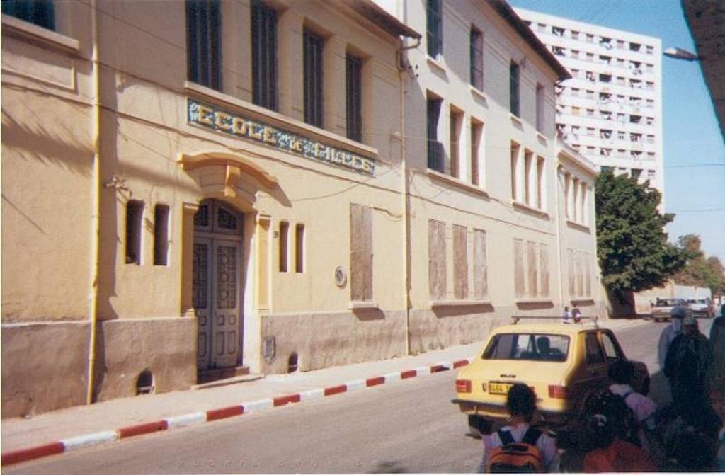 ORAN ECOLE MAGNAN FILLES 1982.JPG